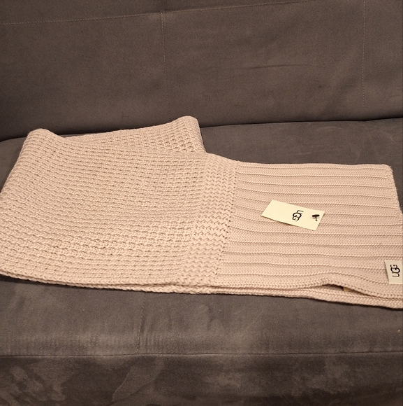 UGG Knit Scarf & free UGGH socks - Picture 14 of 16